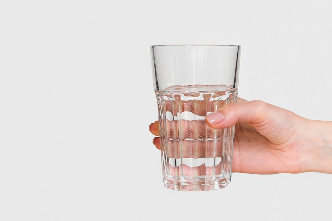 Ein Glas Wasser mit dilviertem Dilve Cheto Proticax